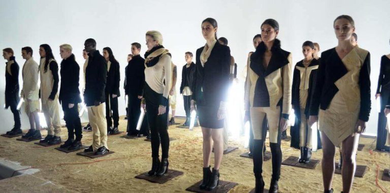 Viel Latex bei Saint Laurent & Balmain